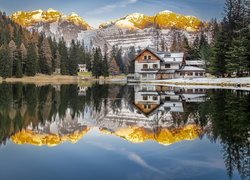 Jezioro Nambino, Góry, Dolomity Brenty, Dom, Las, Drzewa, Prowincja Trydent, Włochy