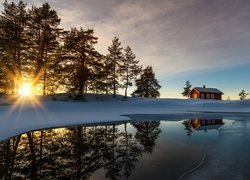 Jezioro Vaeleren, Zima, Dom, Drzewa, Chmury, Promienie słońca, Ringerike, Norwegia