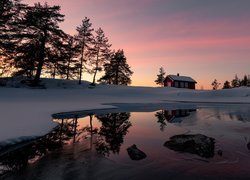 Dom nad jeziorem Vaeleren w norweskiej gminie Ringerike zimą
