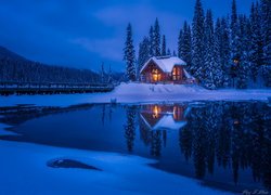 Park Narodowy Yoho, Jezioro Emerald Lake, Zima, Śnieg, Lód, Dom, Most, Góry, Las, Drzewa, Prowincja Kolumbia Brytyjska, Kanada