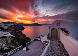 Dom nad morzem Egejskim na wyspie Santorini w Grecji
