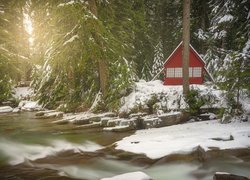 Dom nad ośnieżonym brzegiem rzeki Snoqualmie River