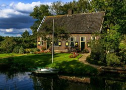 Dom nad rzeką Utrechtse Vecht w Holandii