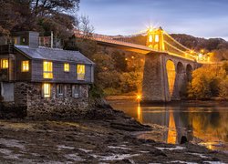 Dom obok mostu Menai Suspension Bridge w Walii