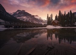 Park Narodowy Yoho, Zima, Dom, Most, Jezioro, Emerald Lake, Góry, Drzewa, Chmury, Prowincja Kolumbia Brytyjska, Kanada