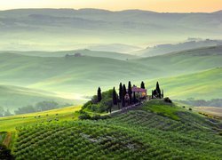 Dom otoczony polami na wzgórzu w Toskanii