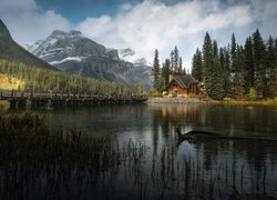 Park Narodowy Yoho, Dom, Most, Jezioro, Emerald Lake, Góry, Drzewa, Chmury, Prowincja Kolumbia Brytyjska, Kanada