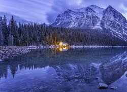Kanada, Prowincja Alberta, Park Narodowy Banff, Jezioro Lake Louise, Góry, Las, Dom, Kamienie, Chmury, Zima
