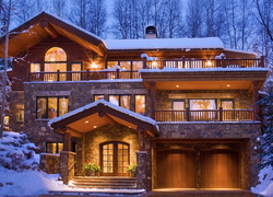 Dom w Aspen w zimowym, wieczornym krajobrazie