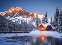 Kanada, Kolumbia Brytyjska, Park Narodowy Yoho, Jezioro Emerald Lake, Dom, Most, Góry, Drzewa, Zima