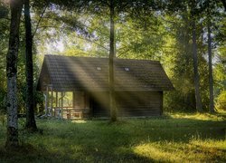 Dom w promieniach słońca