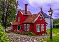 Norwegia, Bergen, Skansen miejski, Old Bergen Museum - Bergen City Museum, Czerwony, Dom, Droga, Latarnia, Kwiaty