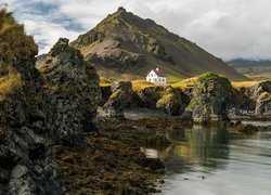 Islandia, Półwysep Snæfellsnes, Wieś Arnarstapi, Góry, Skały, Dom