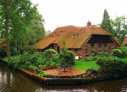 Dom z ogrodem nad kanałem w holenderskiej wsi Giethoorn