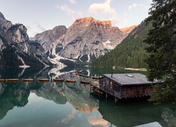 Domek i łódki na jeziorze Pragser Wildsee w Dolomitach