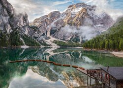 Włochy, Jezioro, Pragser Wildsee, Lago di Braies, Góry, Dolomity, Domek, Łódki, Chmury