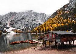 Włochy, Dolomity, Jezioro, Pragser Wildsee, Drewniana, Chata, Góry, Łódki
