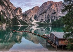 Domek i łódki nad jeziorem Pragser Wildsee