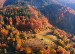 Domek na górskiej polanie jesienną porą