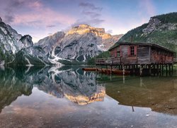 Włochy, Południowy Tyrol, Jezioro, Lago di Braies, Pragser Wildsee, Drzewa, Lasy, Góry, Dolomity, Drewniany, Domek, Łódki