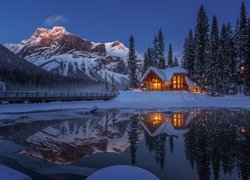 Kanada, Alberta, Park Narodowy Yoho, Jezioro, Emerald Lake, Dom, Oświetlony, Zima, Góry, Drzewa, Odbicie