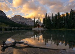 Park Narodowy Yoho, Jezioro, Emerald Lake, Dom, Most, Góry, Drzewa, Chmury, Odbicie, Kanada