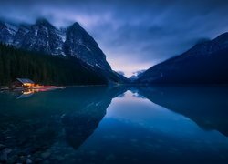 Park Narodowy Banff, Jezioro, Lake Louise, Oświetlony, Domek, Lasy, Góry, Canadian Rockies, Alberta, Kanada