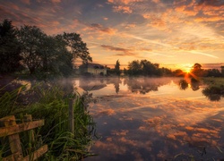 Wschód słońca, Rzeka, River Soar, Drzewa, Dom, Wieś Zouch, Nottinghamshire, Anglia