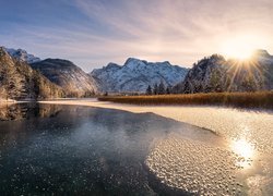 Zima, Jezioro Almsee, Góry, Drzewa, Drewniana, Chata, Promienie słońca, Austria