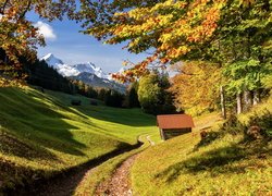 Domek przy drodze i szczyt Zugspitze w oddali