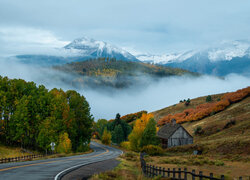 Stany Zjednoczone, Kolorado, Telluride, San Juan Mountains, Góry, Mgła, Droga, Drzewa, Ogrodzenie, Dom, Niebo