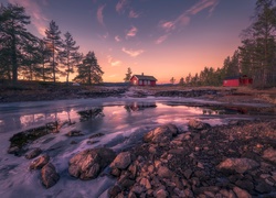 Norwegia, Ringerike, Zachód słońca, Domki, Jezioro, Drzewa, Kamienie