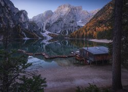 Włochy, Południowy Tyrol, Jezioro Pragser Wildsee, Lago di Braies, Góry Dolomity, Pomost, Drewniany, Domek, Łódki, Drzewa