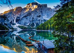 Włochy, Południowy Tyrol, Jezioro, Pragser Wildsee, Góry, Dolomity, Drewniany, Dom, Łódki, Drzewa