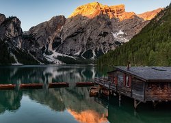 Włochy, Południowy Tyrol, Jezioro Pragser Wildsee, Lago di Braies, Góry, Dolomity, Pomost, Drewniany, Domek, Łódki