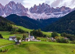 Domki i kościół we wsi Santa Maddalena