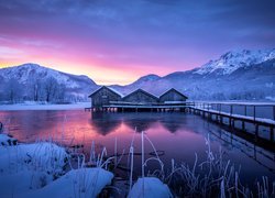 Domki na niemieckim jeziorze Kochelsee zimową porą