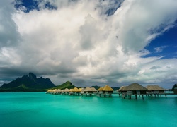 Domki na palach na wyspie Bora-Bora w Polinezji Francuskiej