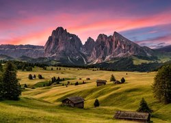 Dolomity, Góry, Sassolungo, Płaskowyż, Seiser Alm, Dolina, Val Gardena, Drzewa, Zachód słońca, Chmury, Drewniane, Domy, Włochy