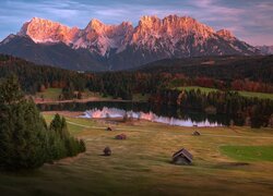 Góry Karwendel, Jezioro Geroldsee, Lasy, Drzewa, Szopy, Domy, Polana, Bawaria, Niemcy