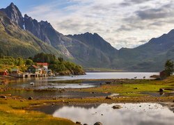 Domki nad górskim jeziorem na Lofotach