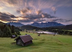Góry Karwendel, Jezioro Geroldsee, Las, Drzewa, Drewniany, Domek, Wschód słońca, Chmury, Miejscowość Krun, Bawaria, Niemcy