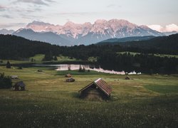 Góry Karwendel, Jezioro Geroldsee, Lasy, Drzewa, Szopy, Domy, Chmury, Miejscowość Krun, Zachód słońca, Bawaria, Niemcy