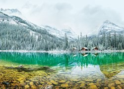 Jezioro OHara, Park Narodowy Yoho, Góry Canadian Rockies, Domki, Lasy, Zima, Prowincja Kolumbia Brytyjska, Kanada
