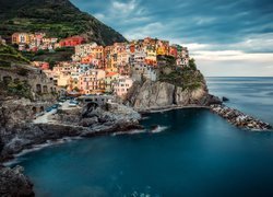 Włochy, Prowincja La Spezia, Region Liguria, Gmina Riomaggiore, Manarola, Morze Liguryjskie, Kolorowe, Domy, Skały, Zatoczka, Chmury