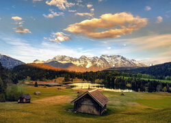 Góry Karawendel, Alpy, Domki, Szopy, Jezioro Geroldsee, Obłoki, Bawaria, Niemcy