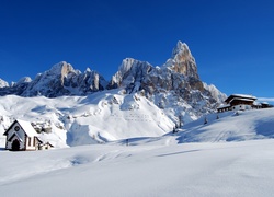 Domki w Val di Fiemme we włoskich Dolomitach zimą