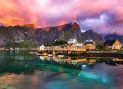 Góry Olstinden, Morze, Wioska Sakrisoya, Domy, Wyspa Sakrisoya, Lofoty, Norwegia