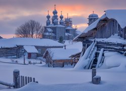 Domy i cerkiew w zimowej scenerii