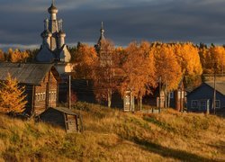 Domy i cerkiew we wsi Kimzha jesienią